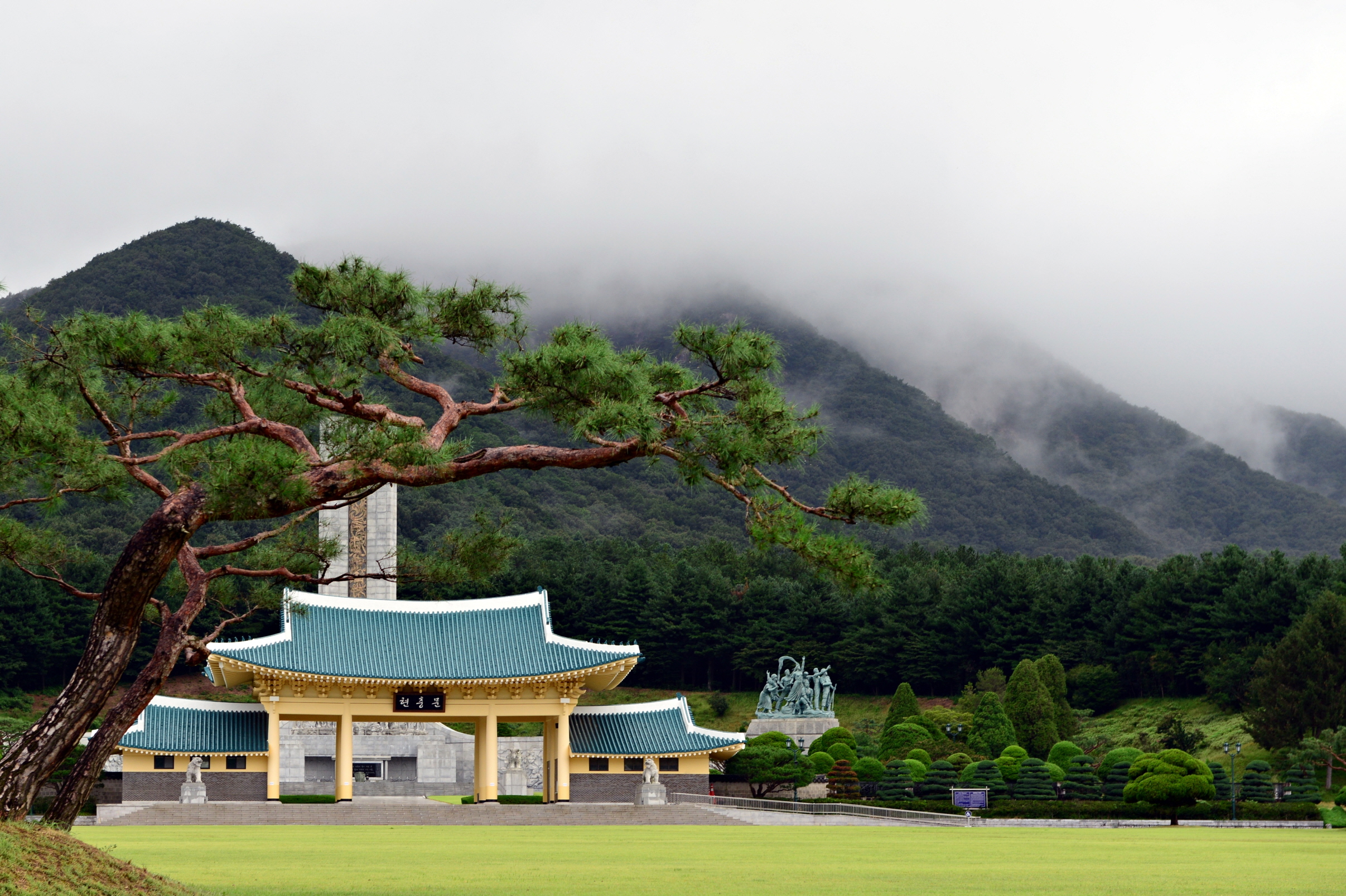 [크기변환]운무에 덮인 현충문